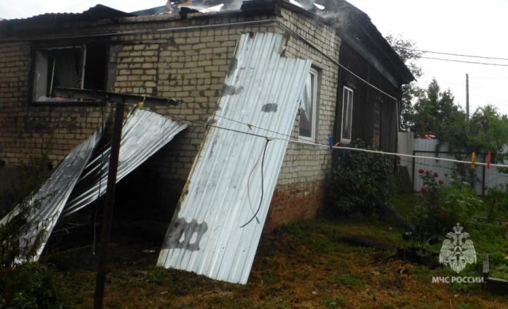 Кровля вспыхнула за минуты: в Павловке пожарные спасали горящий дом