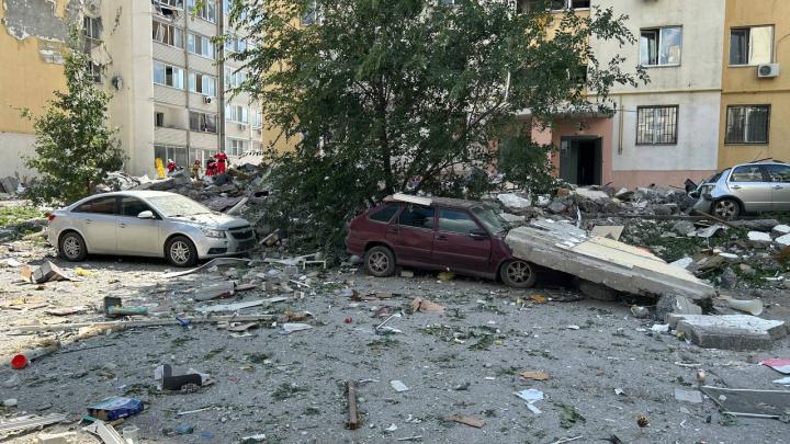 Чудовищный взрыв в жилом доме в Саратове: несколько машин придавило плитами