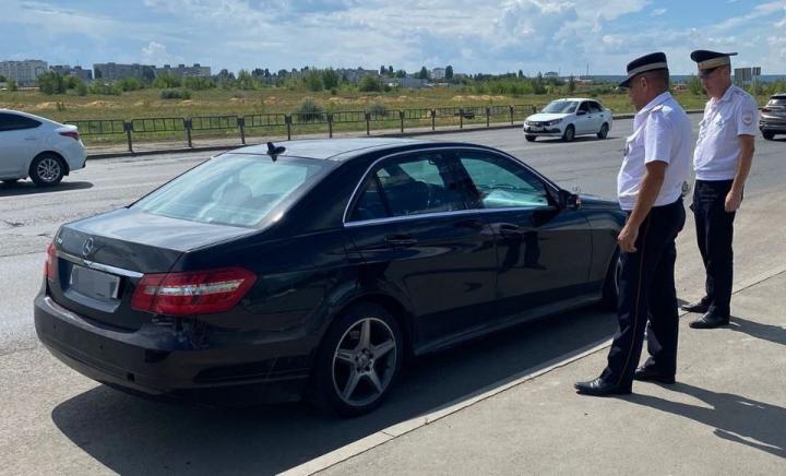 Mercedes под арестом: саратовский лихач накопил 159 тысяч рублей штрафов за систематические нарушения ПДД 