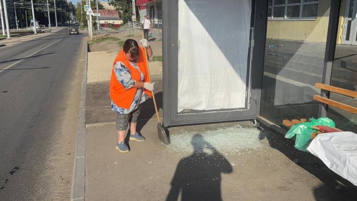 Стекло вдребезги: в Заводском районе неизвестные разгромили остановку  