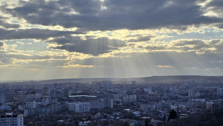 Саратов встретит ночь переменной облачностью и сильным ветром
