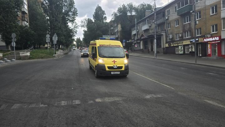 В Саратове в аварии с мопедом пострадали двое подростков