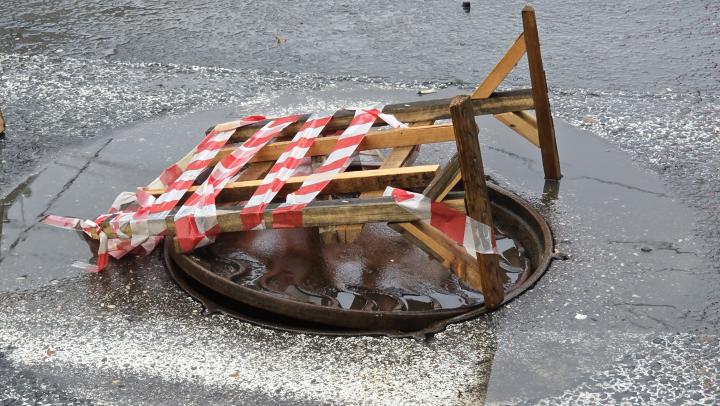 На улице Степана Разина в Саратове перекрыли движение из-за ремонта теплотрассы