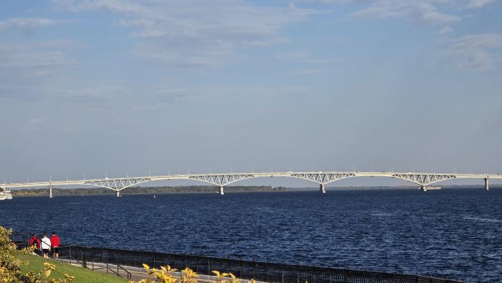 «Захотел экстрима»: мужчина рискнул жизнью на перилах моста Саратов–Энгельс