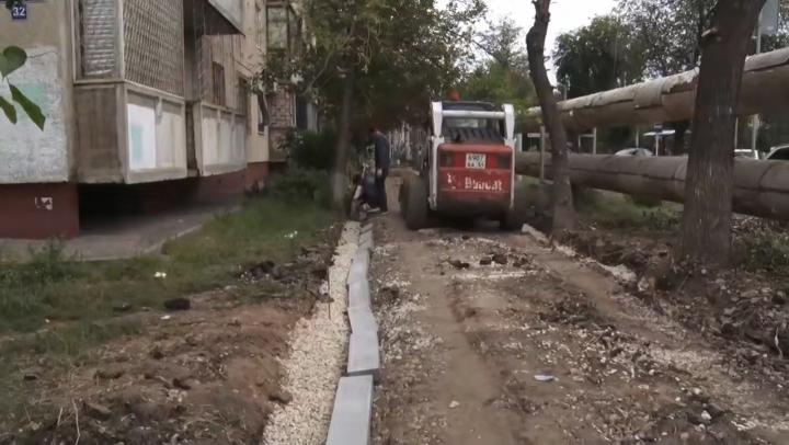 В Энгельсе благоустраивают тротуары у школ и соцобъектов