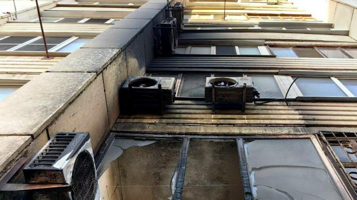 В Саратове мужчина поджег квартиру вместе с находившимся внутри рабочим