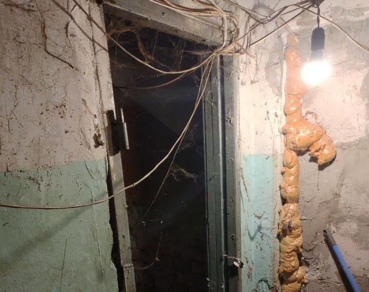 В Саратове управляющую компанию уличили в антисанитарии и разрухе в жилом доме