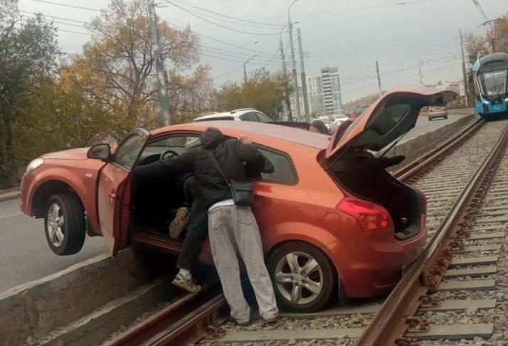В Саратове автомобиль заехал на трамвайные пути и заблокировал движение двух маршрутов