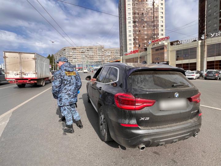 В Саратове владелец BMW оплатил десятки штрафов, чтобы избежать ареста кроссовера