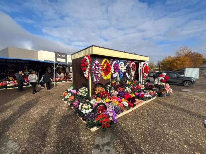 В Саратове изъяли весы и товары у нелегальных продавцов у Старого Елшанского кладбища