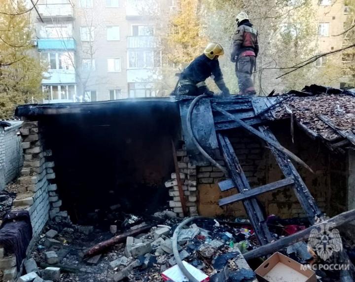 Трагическая находка в огне: в горящем гараже на Московском шоссе обнаружено тело мужчины 