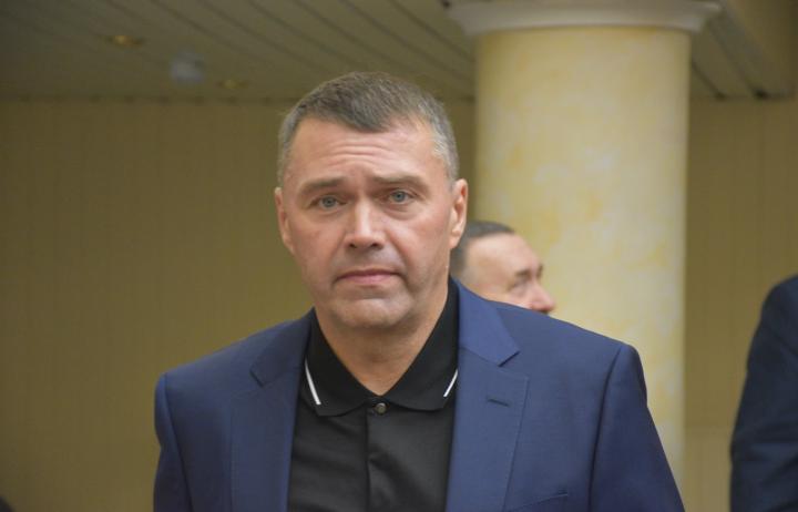 Депутат под прицелом: зампред саратовской облдумы Роман Грибов заявил об угрозах со стороны бизнес-групп, недовольных строительством школы 