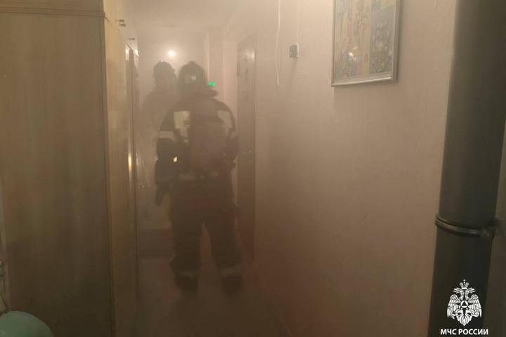 Балконный пожар в девятиэтажке Саратова: на Чернышевского эвакуировали 13 человек, включая детей 