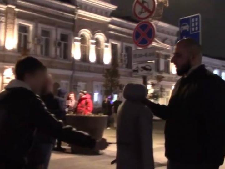 В центре Саратова подросток ранил женщину ножом