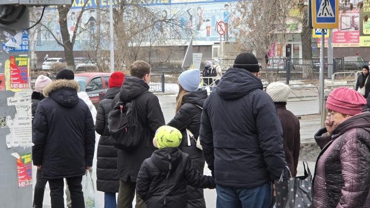 Рабочие специальности вместо сцены: саратовский депутат возмутился трудоустройством подростков в артисты