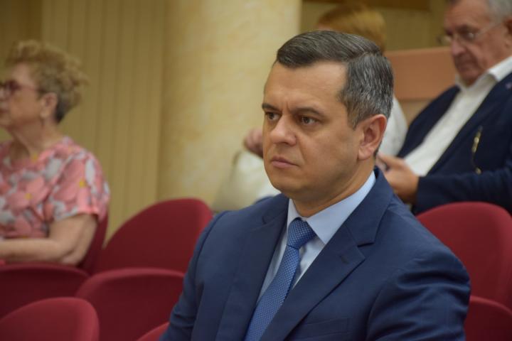 В Саратове предпринимателя подозревают в попытке подкупа и связи с незаконной свалкой у Кокуринского пруда