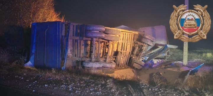 В Ершовском районе в кювет опрокинулся КамАЗ - пострадал водитель