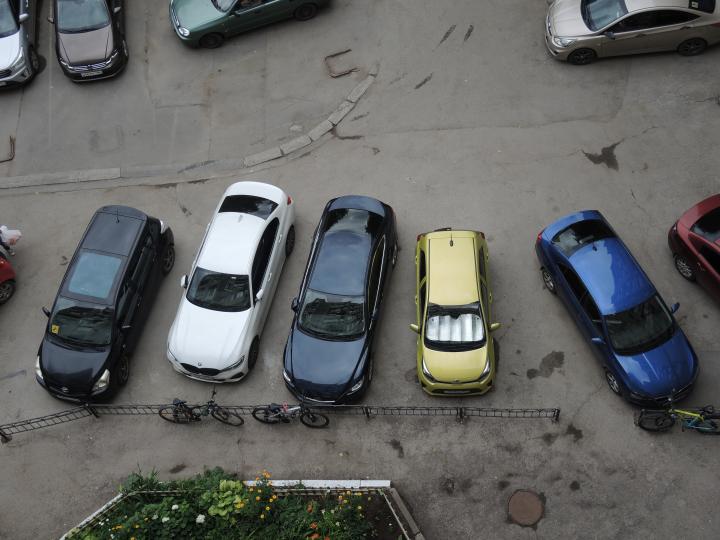 Саратовец сломал руку в драке за парковку