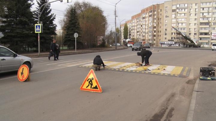 В Энгельсе устанавливают приподнятые пешеходные переходы