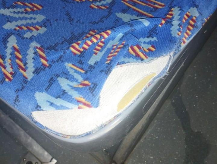 В саратовских автобусах обнаружили рваные сиденья и грязь