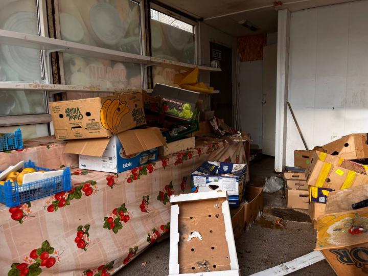 Ларек у здания СК в Саратове снесли через суд