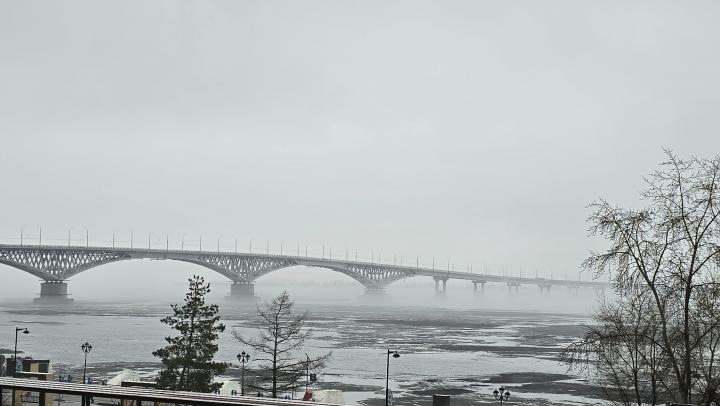 Жёлтый уровень опасности: Саратовскую область накрыл густой туман