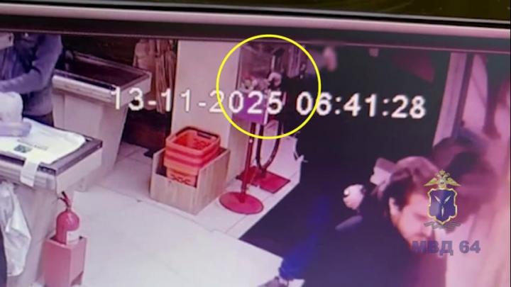 В Саратове мужчина с пневматическим пистолетом напугал покупателей в магазине