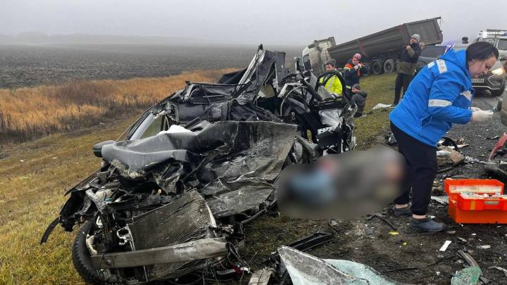 Смертельное ДТП под Хвалынском: три машины столкнулись на трассе, есть погибшие