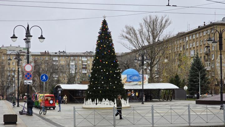 В центре Саратова появилась одна из первых новогодних елок