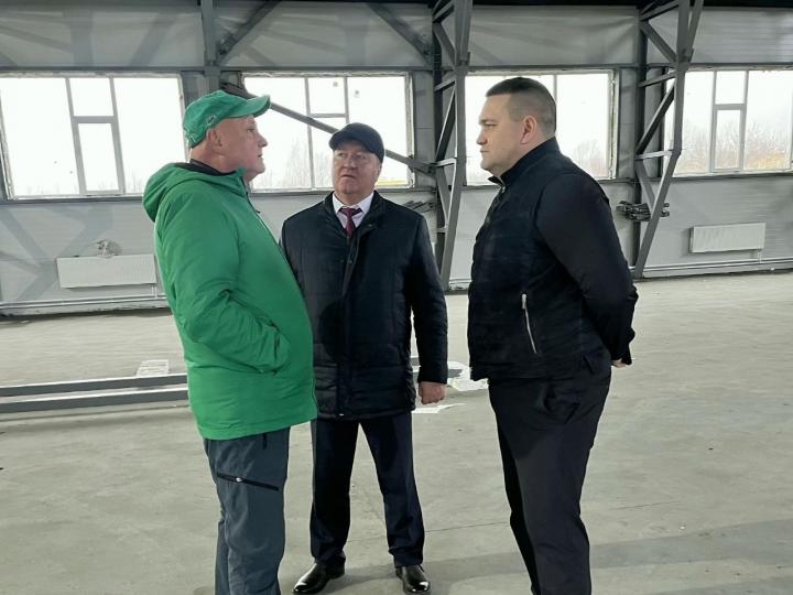 В Калининске нагнали темпы строительства модульного спортзала, но риски срыва сроков остаются