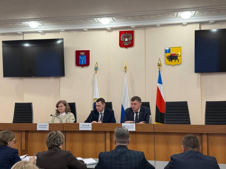 Максим Леонов потребовал оперативно устранить последствия ночного снегопада в Энгельсском районе Максим Леонов потребовал оперативно устранить последствия ночного снегопада в Энгельсском районе