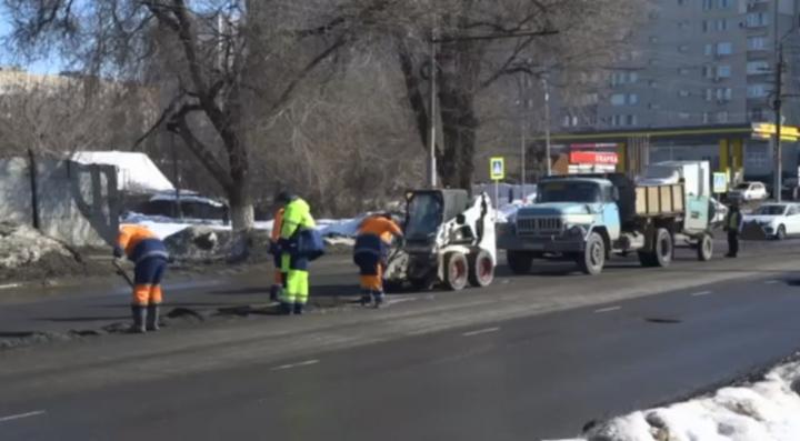 В Энгельсе на ремонт дорог направят около 10 млн рублей В Энгельсе на ремонт дорог направят около 10 млн рублей