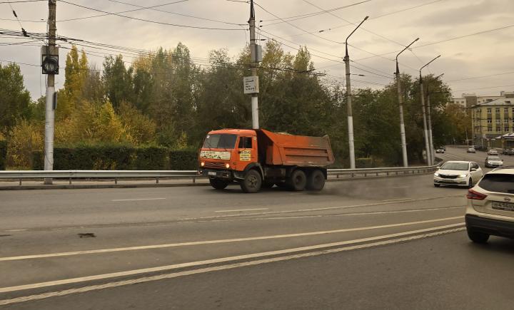 Рабочий получил тяжелые травмы после падения грузовика в Аткарске Рабочий получил тяжелые травмы после падения грузовика в Аткарске