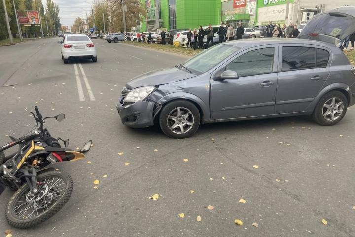 В Балакове водитель электромопеда попал в больницу после столкновения с Opel