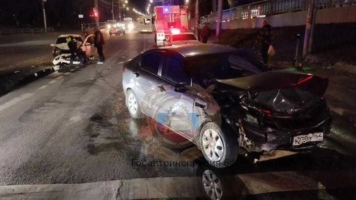 В Саратове авария с участием «Лады» и KIA отправила в больницу двух молодых водителей В Саратове авария с участием «Лады» и KIA отправила в больницу двух молодых водителей