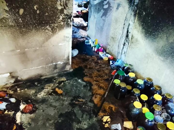 Двое мужчин отравились дымом при пожаре в квартире в Балакове Двое мужчин отравились дымом при пожаре в квартире в Балакове