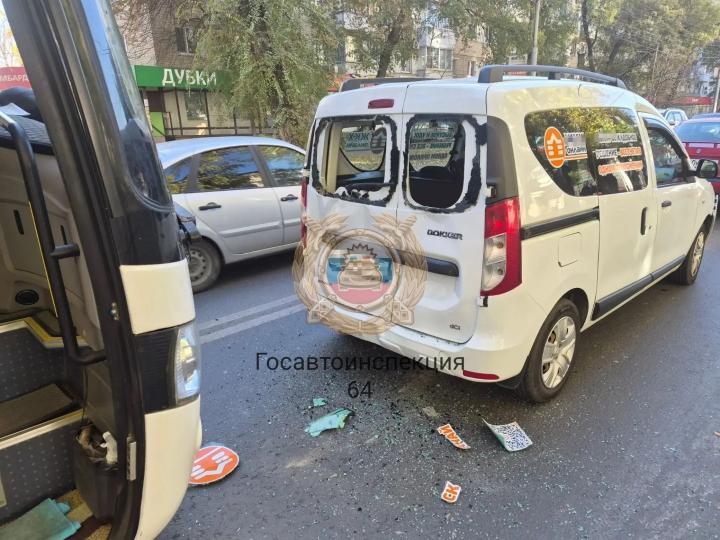 В Саратове после столкновения автобуса с двумя иномарками госпитализировали мужчину