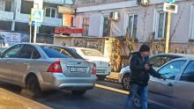 Две иномарки блокировали движение по Челюскинцев: их объезжают по тротуару