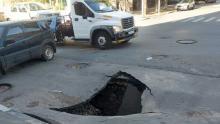 В Саратове на улице Радищева машина провалилась в яму на дороге