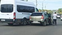 В Саратове на Московском шоссе столкнулись иномарка и «Газель»