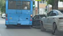 На Чернышевского в Саратове троллейбус притер в иномарку