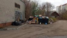 В Энгельсе «забывают» вывозить мусор с контейнерной площадки