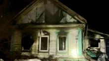 Женщина спаслась из горящего дома в Татищеве, а её питомцы погибли