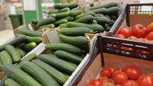 Дорогой салат: в Саратовской области продолжают дорожать огурцы и помидоры