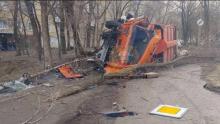 В Саратове мусоровоз врезался в дерево и перевернулся