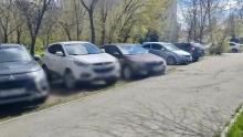Саратовцев штрафуют за парковку на газонах и зеленых зонах