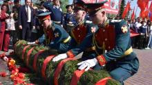 Тысячи саратовцев возложили цветы к Вечному огню на Соколовой горе