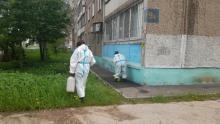 После прорыва коллектора в Энгельсе дезинфицируют дворы на улице Полтавской