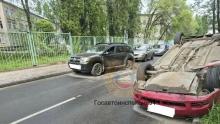 У больницы в Заводском районе Саратова перевернулась иномарка