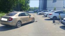 В Саратове девушка на самокате попала под иномарку